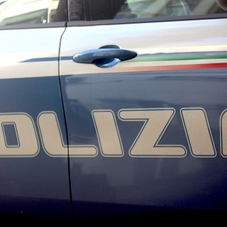 Il ladro svaligia un'auto parcheggiata in doppia fila, poi minaccia i proprietari con un coccio di bottiglia: arrestato