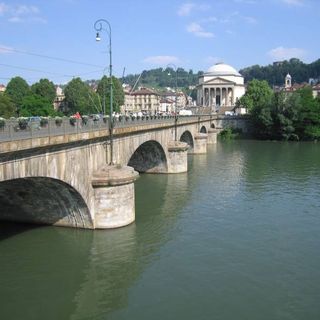 Si getta in acqua dal ponte Vittorio Emanuele: salvato dagli agenti di Polizia