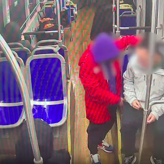 Mirafiori, minaccia con un coltello e deruba un 23enne sul bus: denunciato un 41enne