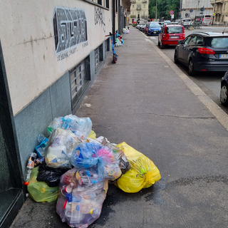 Rifiuti lasciati sotto il sole in corso Dante, i residenti: &quot;Portano cattivi odori e animali&quot;
