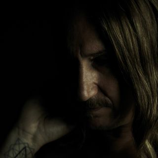 Il manifesto “Antimondo” di Umberto Maria Giardini suona stasera all'Hiroshima Mon Amour: “Siamo esseri umani a breve scadenza”