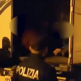 Nasconde migranti nel camion parcheggiato sull'area di sosta di Salbertrand: arrestato passeur afghano Nasconde migranti nel camion parcheggiato sull'area di sosta di Salbertrand: arrestato passeur afghano