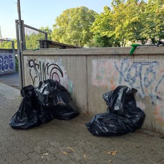 Lungo Dora “sommersi” da bottiglie di vetro e lattine: “Fino a 25 sacchi al giorno”