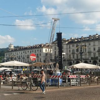 Se auto di lusso e impalcature seppelliscono le piazze auliche di Torino [FOTO]