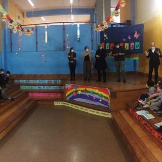 Bimbi a scuola durante un incontro con adulti