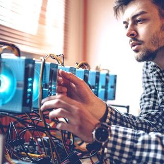 addetto che lavora su dispositivi elettronici