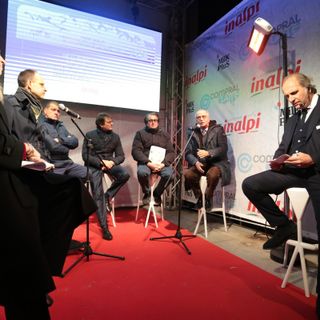 riunione di persone sedute a semicerchio