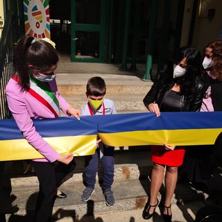 Chiara Appendino taglia nastro gialloblu con un bambino