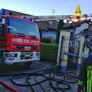 Cumiana, fiamme dal tetto di un'abitazione: intervengono i vigili del fuoco, nessun ferito