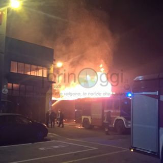 Incendio nel cuore della notte a Grugliasco: in fiamme un cascinale e la Smet del Gerbido (FOTO)