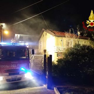 vigili del fuoco in azione per spegnere un incendio