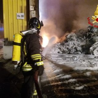 Spento il rogo all'azienda Ambienthesis di Orbassano divampato nella notte