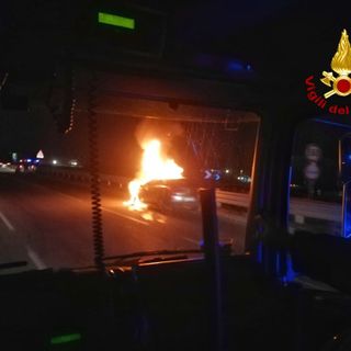 A fuoco una vettura a Rivoli, i pompieri intervengono subito e mettono in sicurezza il mezzo