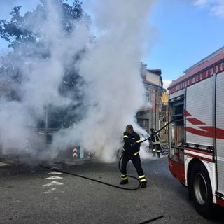 Auto prende fuoco nella zona della stazione di Nichelino, pompieri in azione