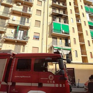 Incendio in via Martiniana, evacuati i residenti e spento il rogo dai Vigili del Fuoco