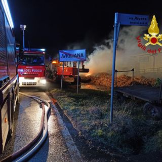 Vigili del fuoco spengono un incendio
