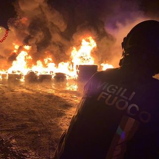 In fiamme un deposito di gomme ad Avigliana