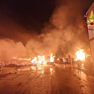 Paura nella notte per un grosso incendio all'esterno di una fabbrica a Borgaro