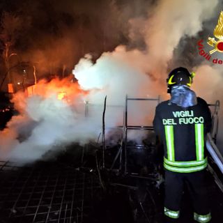 Borgone di Susa, brucia un deposito di legnami: i vigili del fuoco al lavoro tutta la notte [FOTO e VIDEO]