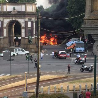 A fuoco paninari  al Valentino: alta colonna di fumo dal parco