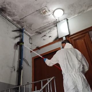 uomo in azione per spegnere incendio