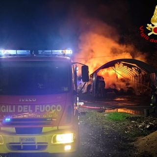 incendio e vigili del fuoco in azione
