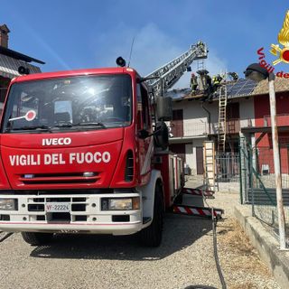 Castagnole Piemonte: va a fuoco il tetto di una casa rurale