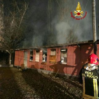 Incendio al circolo per anziani: i pompieri domano le fiamme