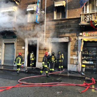 Incendio in un negozio di corso Giulio Cesare, i Vigili del Fuoco domano le fiamme