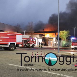 Incendio alla ditta Reinol di Borgaro, diverse squadre di pompieri sul posto