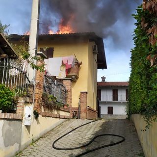 A fuoco il tetto di una casa di due piani a Verrua Savoia, intervento dei Vigili del Fuoco