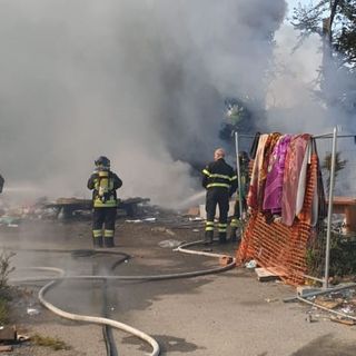 Torino, incendio nel campo nomadi di strada Germagnano