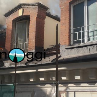Esplosione in una mansarda di via Bellezia: evacuata l'intera zona, compreso il Comune. Due feriti lievi [VIDEO E FOTO]