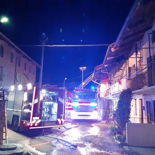 Ivrea, a fuoco nella notte tetto di una palazzina: famiglie sfollate