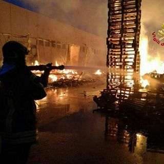 Settimo, incendio in via Raspini: nove squadre di pompieri al lavoro dalle 5 di stamattina per domare le fiamme