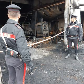 Incendia l'azienda di famiglia per vendicarsi: carabinieri arrestano piromane di 39 anni [FOTO e VIDEO]