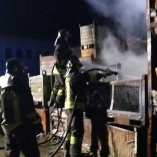 Incendio nella notte: in fiamme alcuni cassoni nel piazzale di un'azienda