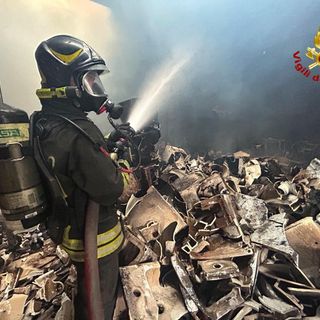 Va a fuoco un magazzino a Rosta: 6 squadre dei pompieri domano il rogo