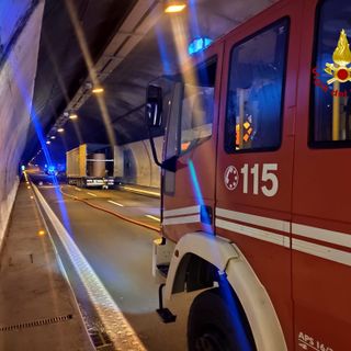 Il mezzo incendiato e i soccorsi
