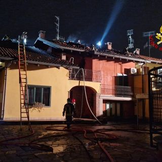Paura a Torrazza Piemonte, incendio in una casa di due piani: le fiamme devastano il tetto