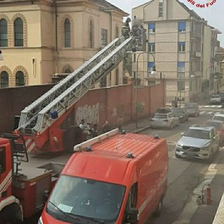 Incendio in via Bricca, quindici abitanti evacuati: non ci sono feriti