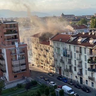 Grosso incendio in via Carmagnola, evacuato stabile di cinque piani Grosso incendio in via Carmagnola, evacuato stabile di cinque piani