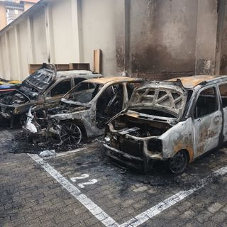 auto bruciate dalle fiamme