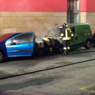 Rogo tra due auto parcheggiate in via Taggia: un'alta colonna di fumo nero in borgo Filadelfia [FOTO e VIDEO]