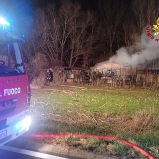 A fuoco delle baracche a Chiusa di San Michele