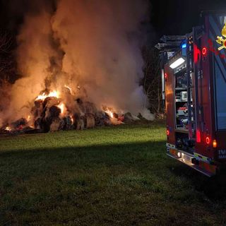 Incendio in una cascina di Villardora: in fiamme 100 rotoballe di fieno [FOTO]