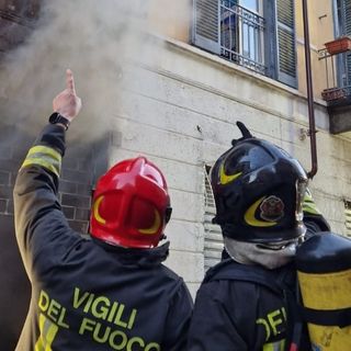 Negozio dismesso va in fiamme: due persone intossicate