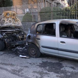 Parella, una panchina e due auto bruciate nel giro di pochi giorni (FOTO)