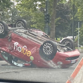 Terribile incidente davanti alla Pellerina: auto si ribalta in corso Regina Margherita
