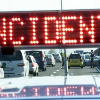 Maxi tamponamento in tangenziale a Collegno: otto veicoli coinvolti, code e traffico